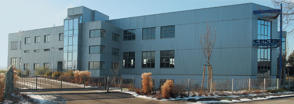Neubau mit Kunststofftechnik und Motorenmontage